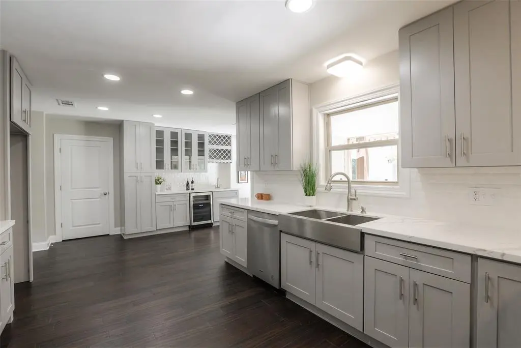 Warm wood kitchen with stone backsplash